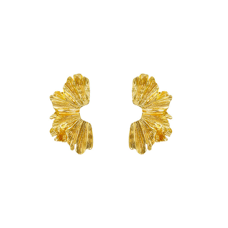 Exaggerated retro leaf earrings from Europe and America are versatile for women. They feature a cold and elegant style with a light luxury and high-end feel, as well as commuting stud earrings Item Picture