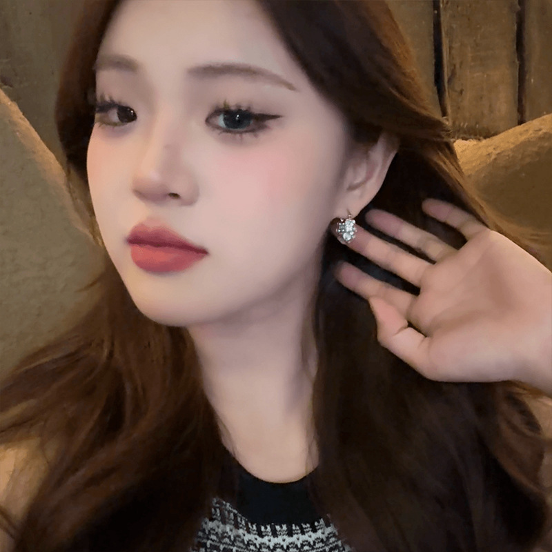 French-style full-diamond ring ear loops, super dazzling and versatile earrings, light luxury and high-end, small Hong Kong-style earrings wholesale Application Scenario