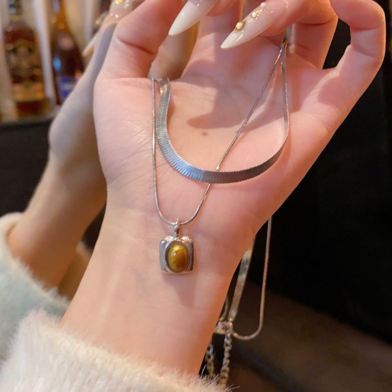 The Maillard double-layered tiger's eye necklace exudes a high-end feminine charm, is a niche and versatile piece. The snake bone chain has a sweet and cool style, and the collarbone chain is trendy Application Scenario