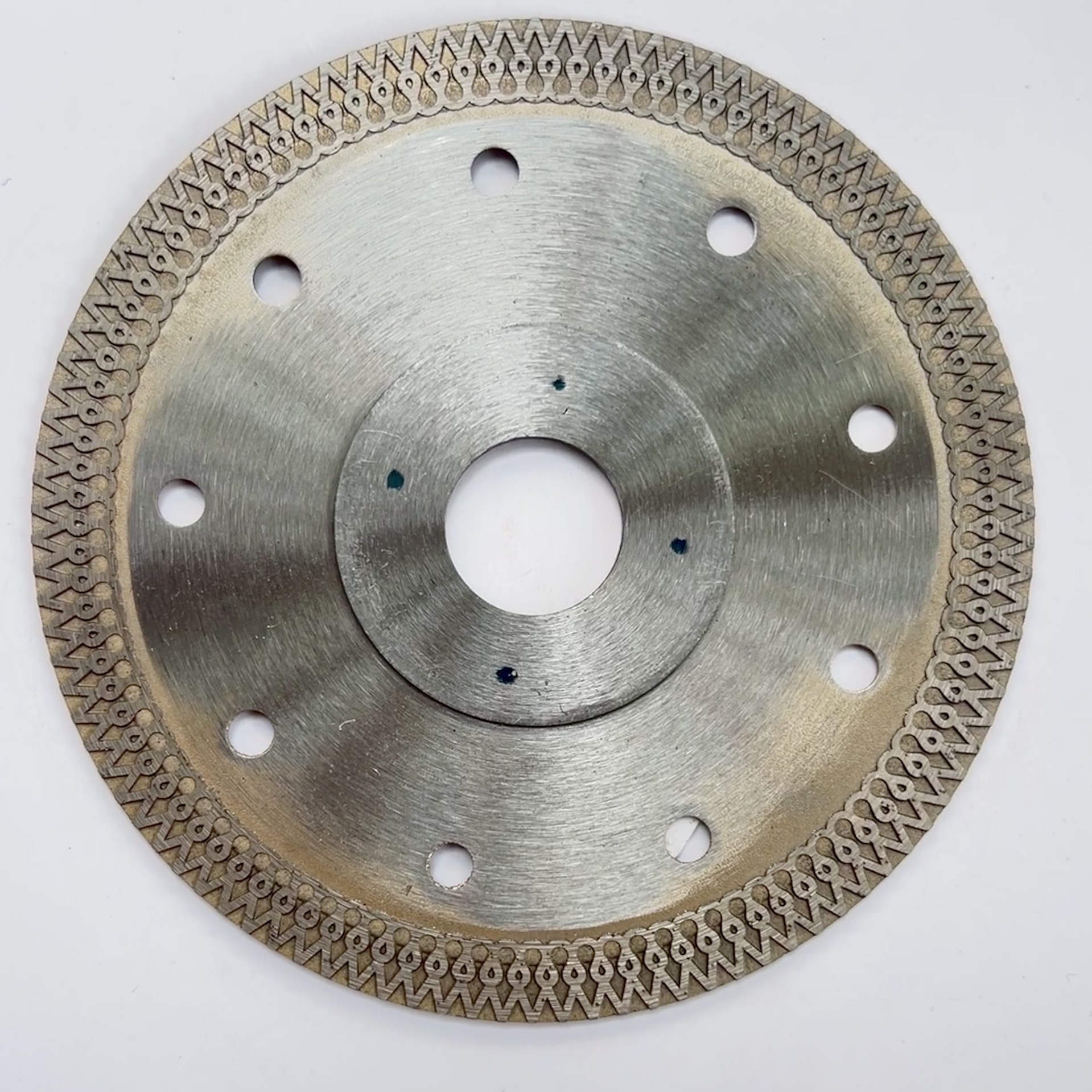 The manufacturer supplies diamond saw blades, hot-pressed mesh corrugated tiles with flanges, ceramic marble and granite cutting blades undefined