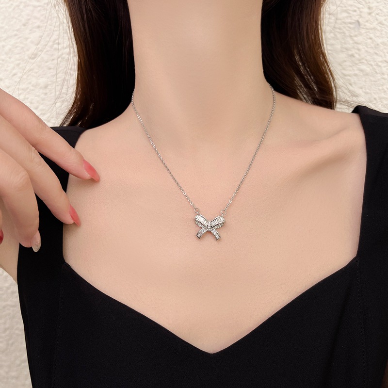 A silver bow titanium steel necklace with a Japanese and Korean design sense, a delicate zircon light luxury collarbone chain for women, and a versatile accessory for Internet celebrities Application Scenario