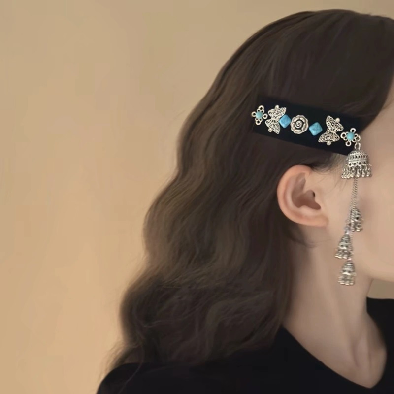 The same silver tassel bell-shaped hair accessory and headwear as Yi Mengling, ethnic style hair clips, bangs clips and high-end hairpins Application Scenario