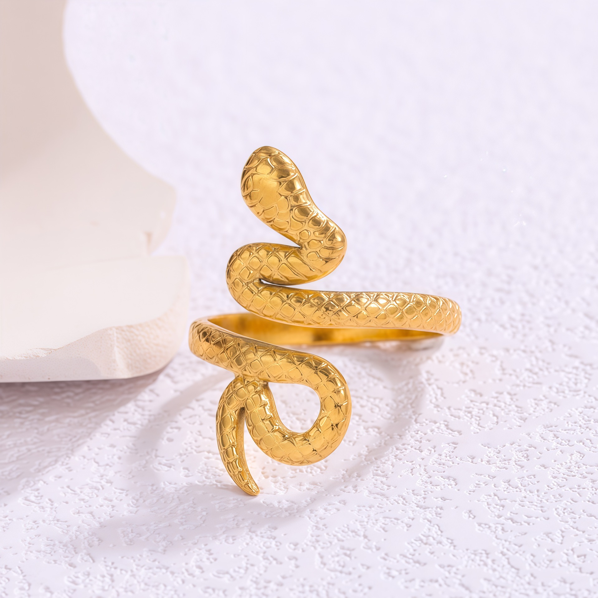Cross-border golden snake-shaped 304 stainless steel ring, simple geometric irregular 18k gold ring jewelry in stock wholesale Application Scenario