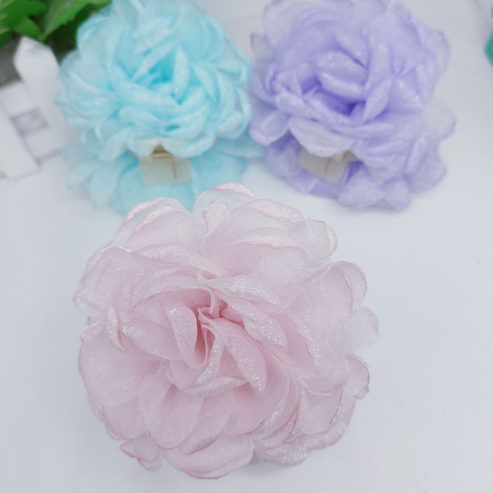 French super ethereal three-dimensional rose flower grab, summer ethereal beauty, shark clip hair on the back of the head full figure