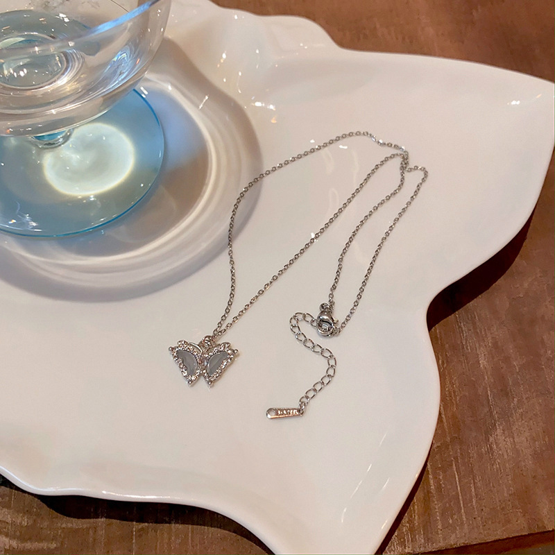 Ice crystal butterfly pendant necklace, a cold and elegant female style with a high-end diamond-encrusted collarbone chain, a versatile and stylish necklace accessory wholesale Application Scenario