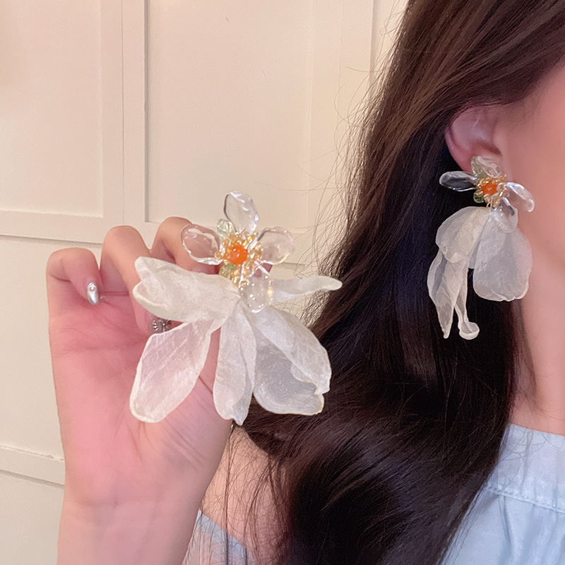Super ethereal atmosphere yellow petal tassel earrings, exaggerated vacation style travel earrings, French retro niche stud earrings Specification drawing