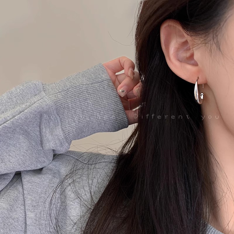 Golden water drop earrings for women 2025 New bestseller Unique stud earrings, light luxury and high-end, minimalist metal style earrings Application Scenario