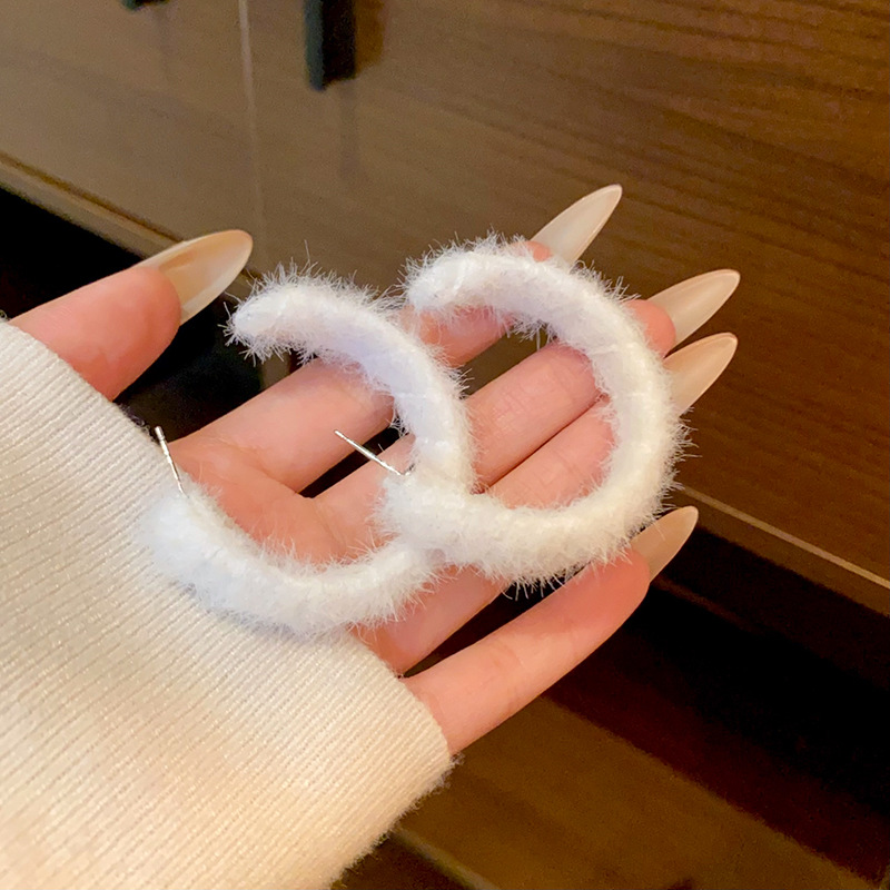 The slimming, fluffy C-shaped ear rings exude a sense of sophistication for women and are versatile and unique. New fashion ear studs and earrings from 2024 full figure