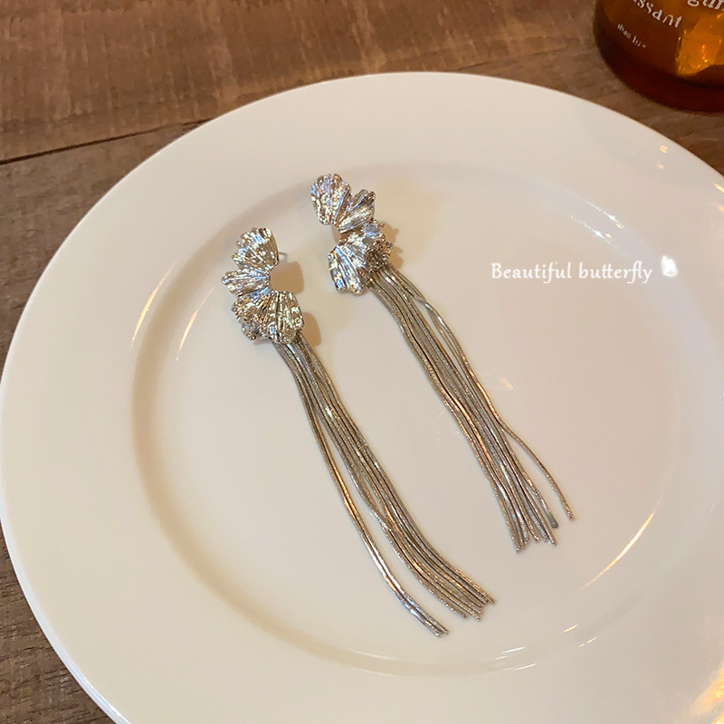 Korean-style silver high-end tassel earrings for women, light luxury and niche petal stud earrings, versatile and elegant long earrings and earrings Application Scenario