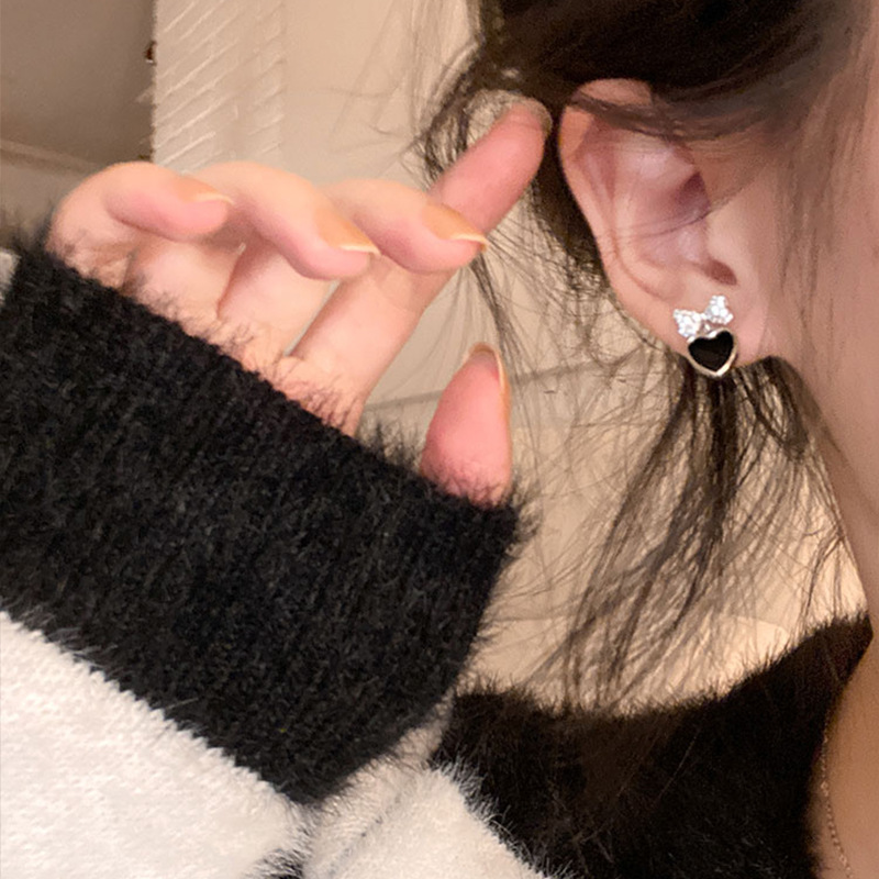 S925 Silver needle small, exquisite, sweet and cool black heart-shaped bow earrings with a niche design and versatile stud earrings Item Picture