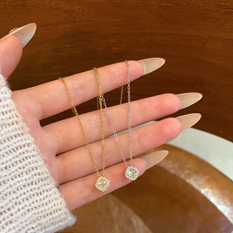 Exquisite full-diamond square sugar titanium steel necklace for women, light luxury, niche design, high-end oval pendant, collarbone chain accessory trend full figure