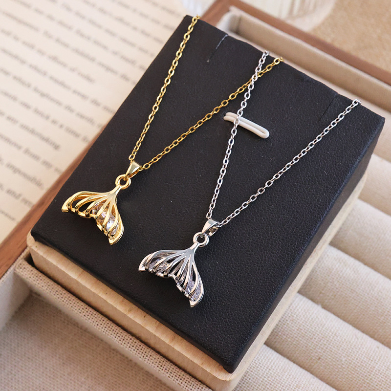 The new and fashionable hollowed-out fishtail zircon necklace exudes a feminine and high-end charm. The titanium steel collarbone chain is a simple and light luxury accessory Application Scenario
