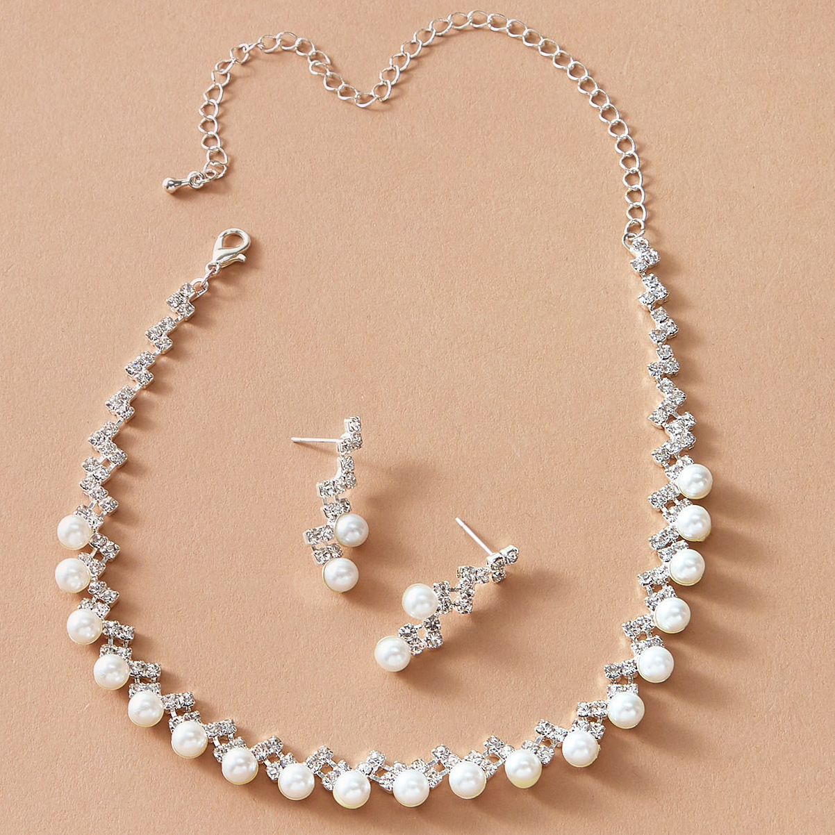 Korean-style fashionable and elegant lightning copper jewelry, sparkling diamonds, round pearls, luxurious bridal jewelry, necklace, earrings set for women Application Scenario