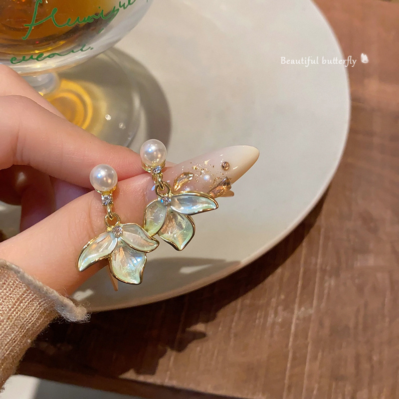 The fresh and sweet petal-shaped pearl stud earrings exude a sense of sophistication in the forest style for women. They are versatile and elegant, and have become a popular online celebrity accessory full figure