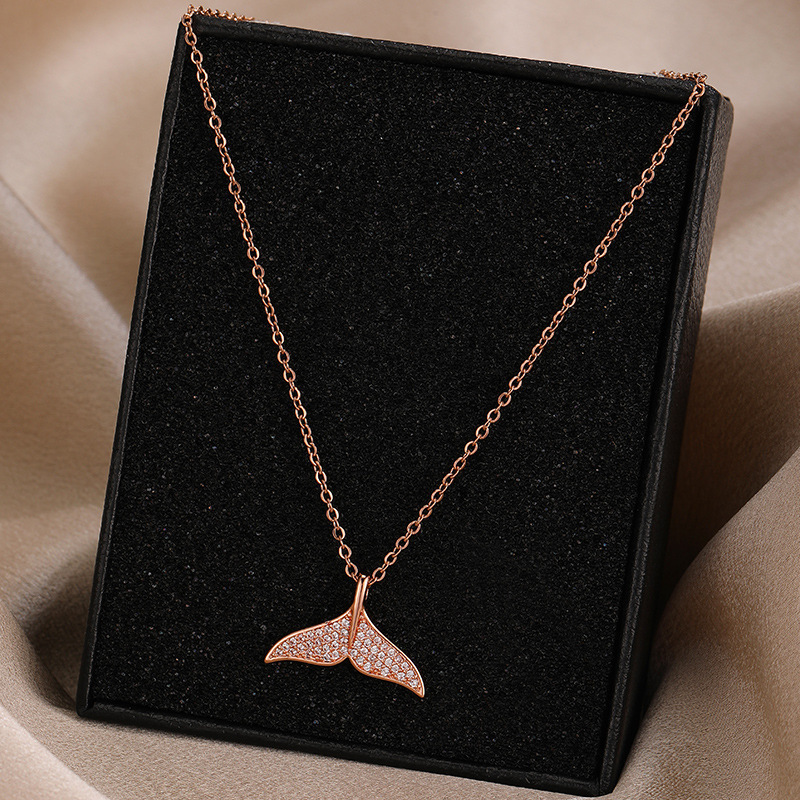 Fashionable gold-plated full diamond fishtail pendant titanium steel necklace, feminine elegance, luxurious design sense, Internet celebrity collarbone chain wholesale Application Scenario