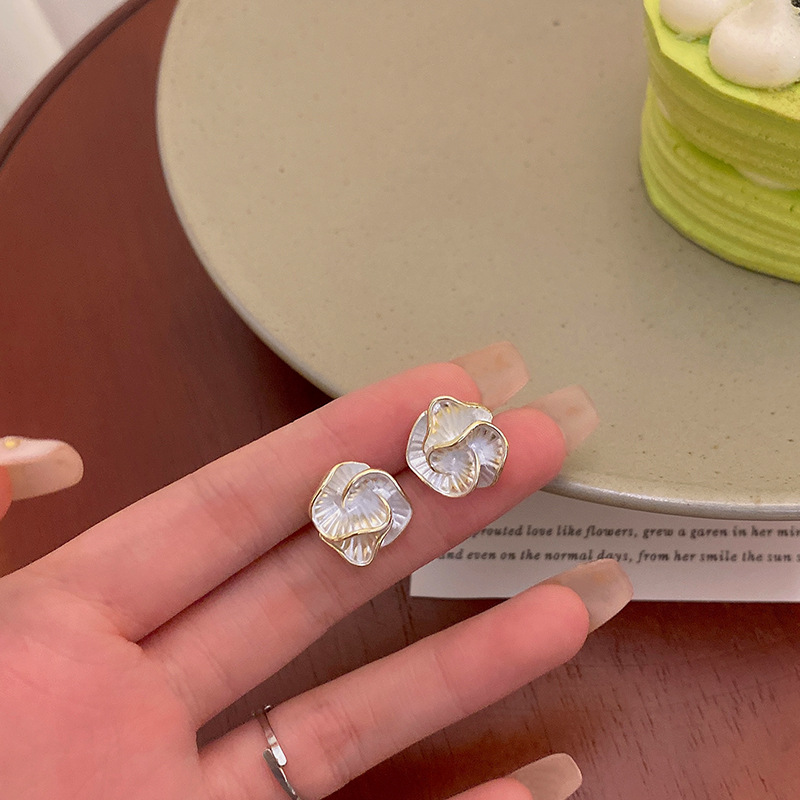 Light luxury French-style unique camellia earrings for women, fashionable, simple, niche, high-end and elegant, are best-selling internet-famous earrings full figure