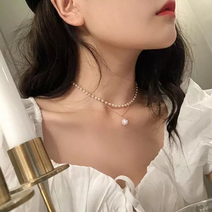 The pearl necklace exudes a feminine retro charm and a sweet French Chanel style. It features a double-layer collarbone chain with a niche design and a new style for 2024 details Picture
