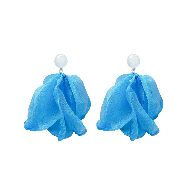 The atmosphere by the seaside is so ethereal and fresh. The chiffon flower stud earrings are a niche design. The tassel high-end earrings are gentle and elegant Item Picture