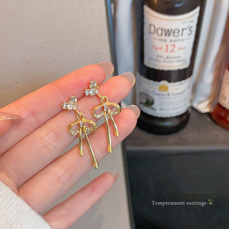 S925 Silver Needle heart-shaped bow slightly inlaid zircon earrings, women's fashionable and light luxury style stud earrings with a high-end feel full figure
