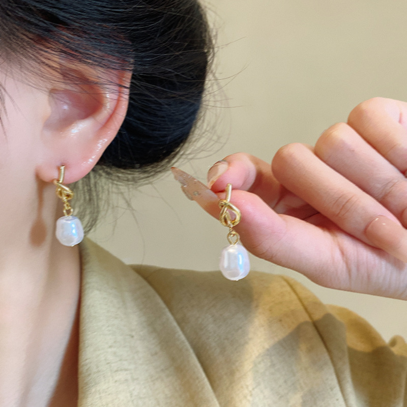 Hong Kong-style retro, versatile and elegant pearl earrings for women, light luxury, niche design, knotted metal ear stud earrings details Picture