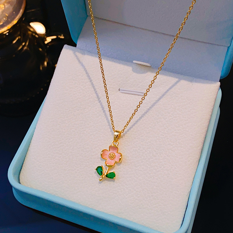 Korean version 18k gold-plated pink light and fresh flower necklace, pink flower and green leaf pendant, light luxury titanium steel collarbone chain full figure