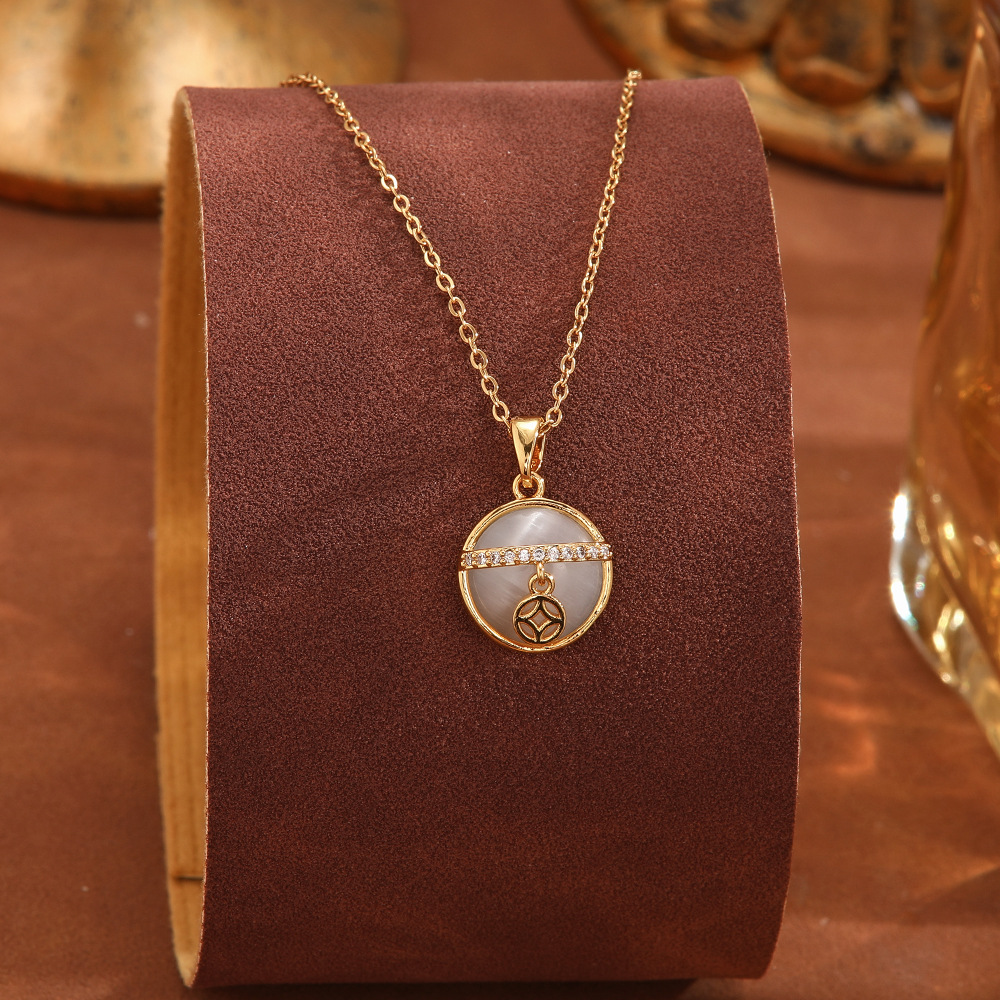 Korean-style simple cat's eye stone pendant titanium steel necklace, niche design, women's light luxury design sense pearl collarbone chain accessory Application Scenario