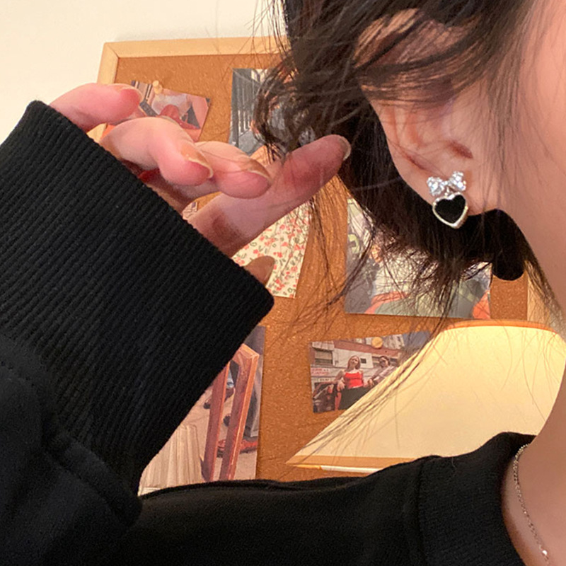S925 Silver needle small, exquisite, sweet and cool black heart-shaped bow earrings with a niche design and versatile stud earrings full figure