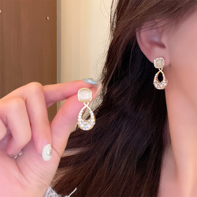 Light luxury and niche diamond-encrusted teardrop-shaped earrings, women's design sense, cat's eye stone stud earrings, fashionable and versatile new style of elegant earrings details Picture
