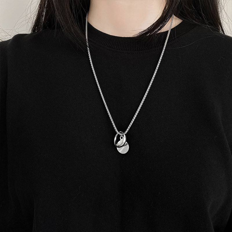 Stainless steel pearl chain ring military brand necklace, simple, cool, hip-hop long chain, non-fading accessory Application Scenario