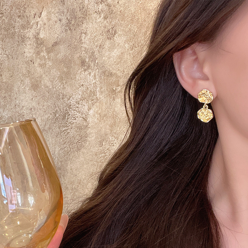 French retro metal rose earrings, a light luxury, niche and high-end look for women, tassel stud earrings, a popular earpiece Specification drawing