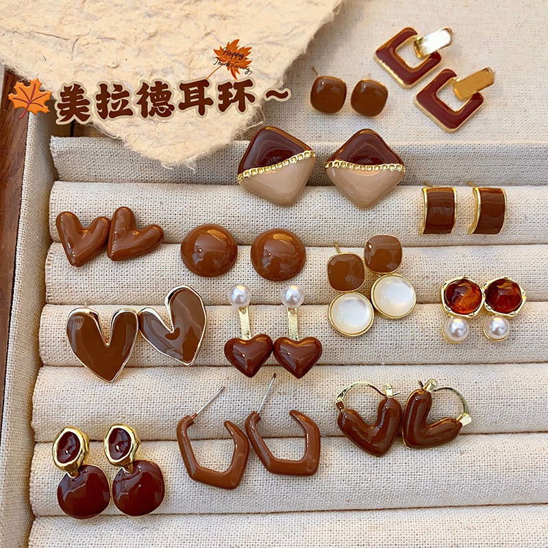 Maillard's new French retro coffee-colored heart-shaped stud earrings for autumn and winter, a 2025 bestseller, exudes a sense of sophistication for women full figure