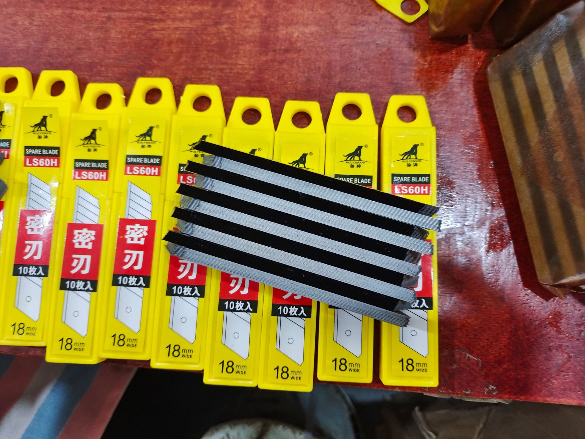 Factory wholesale black-edge blades, utility knives, paper cutting blades, medium blades, large wallpaper blades, 18mm undefined