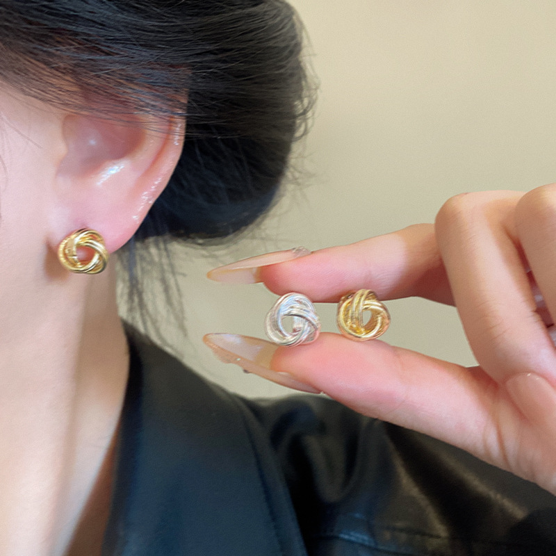 Japanese and Korean twisted metal earrings, new autumn and winter style stud earrings, light luxury and high-end, unique style stud earrings and accessories details Picture