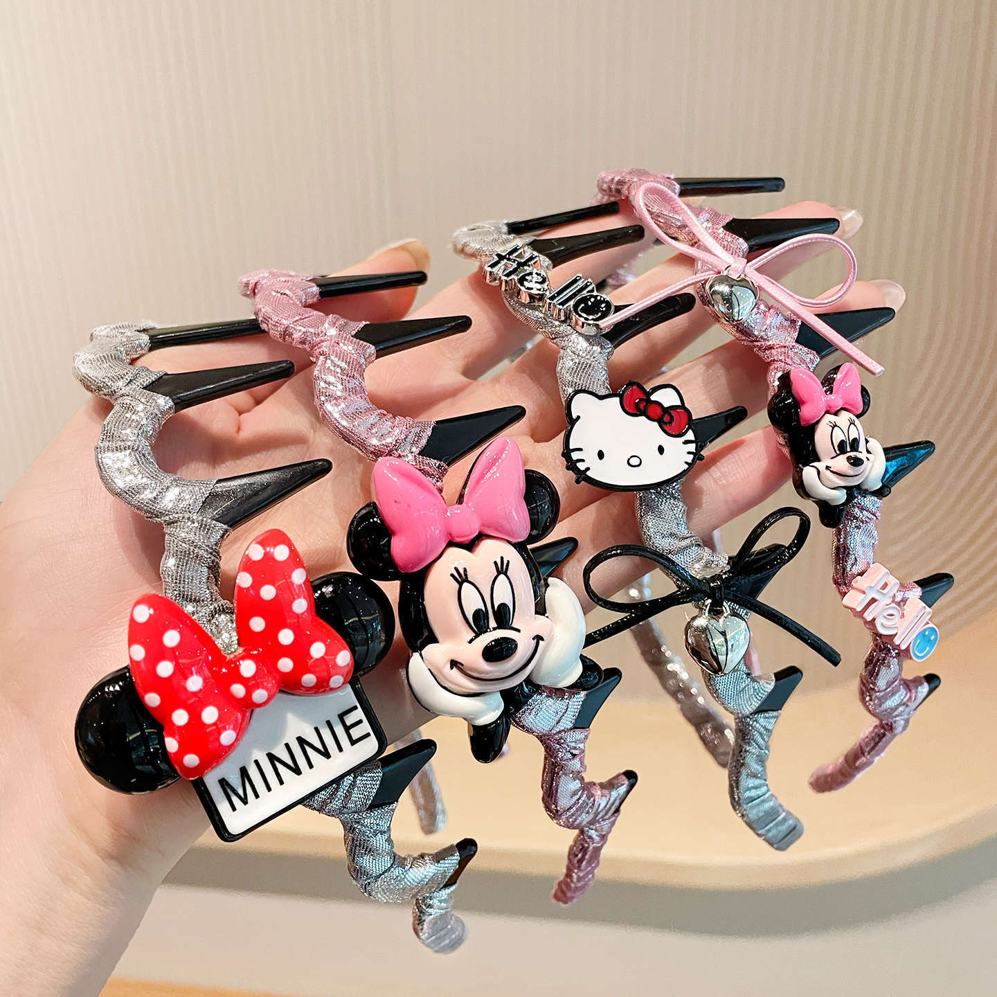 Children's cartoon kt cat hairband 2025 New style Girls' toothed anti-slip headband, a perfect tool for tying girls' bangs and breaking up hair details Picture