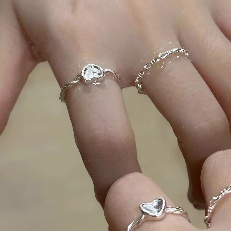 Heart-shaped twist plain ring open ring for women, simple and niche design, ins ring, fashionable, individual and elegant index finger ring Application Scenario