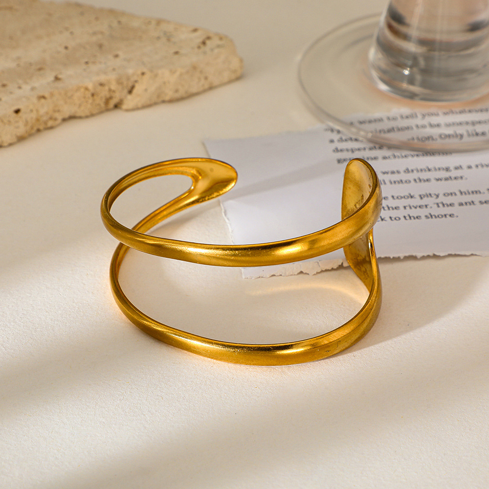 Ladies' cross-border bracelet, light luxury, gold-plated with an open design, exuding a sense of luxury. It's a bestseller in Europe and America, does not fade, and is available for wholesale from a powerful factory Specification drawing