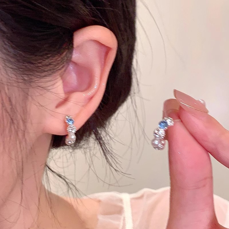 Korean-style zirconium pearl earrings for women, with a light luxury, niche and high-end feel, geometric stud earrings, 2025 new style, unique and elegant earrings full figure