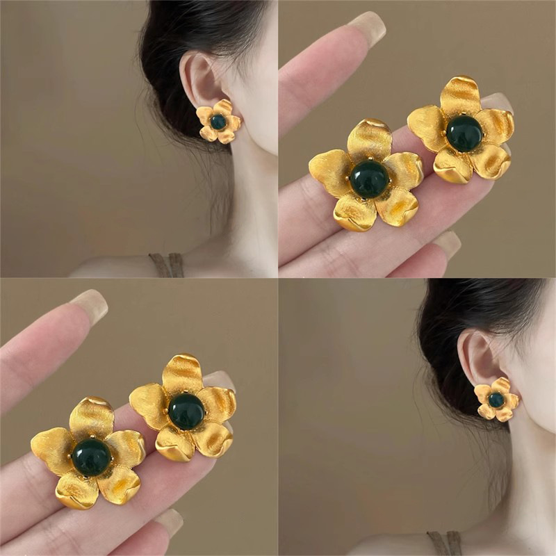 Cold and elegant metal flower earrings, super ethereal French fashion stud earrings, light luxury Hong Kong-style earrings, vintage accessories for women full figure