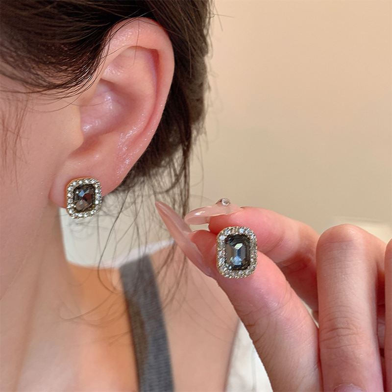 Black square zircon stud earrings with a cold and elegant design for women, a 2025 bestseller and stylish earrings wholesale details Picture