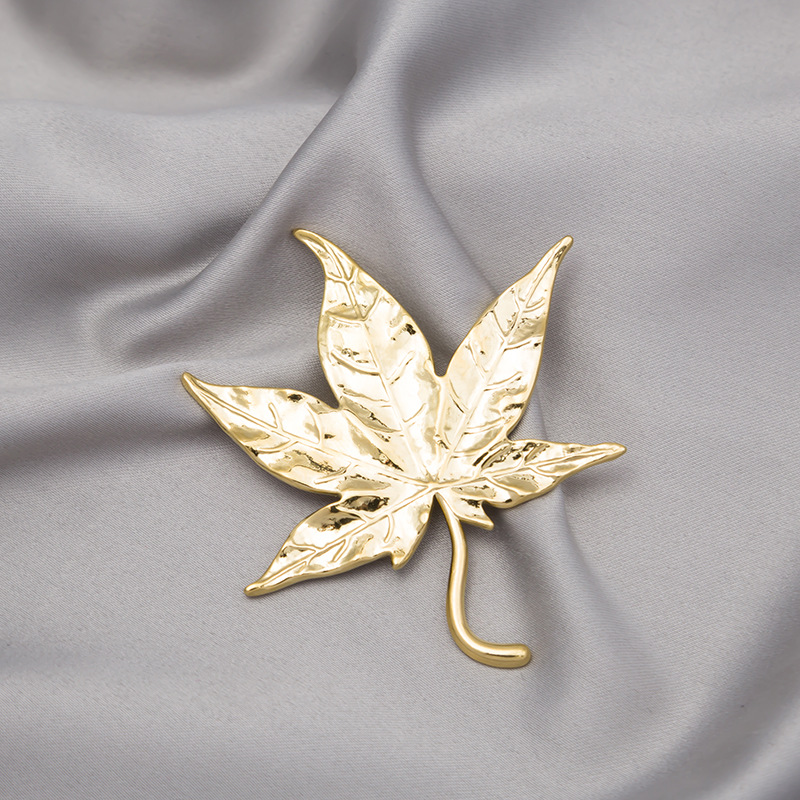 European and American trendy and creative maple leaf brooches, retro fashion, versatile and elegant clothing accessories, suit pins and badges Application Scenario