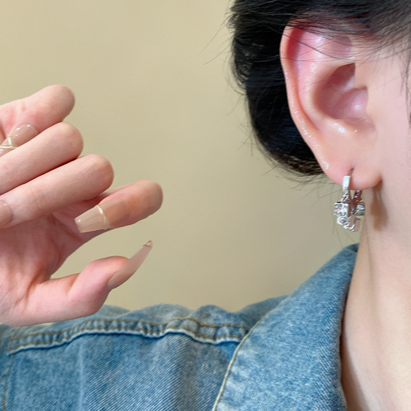 Hong Kong-style retro geometric ear buckle earrings, women's light luxury, niche, high-end, simple and elegant ear studs, internet-famous earrings Application Scenario