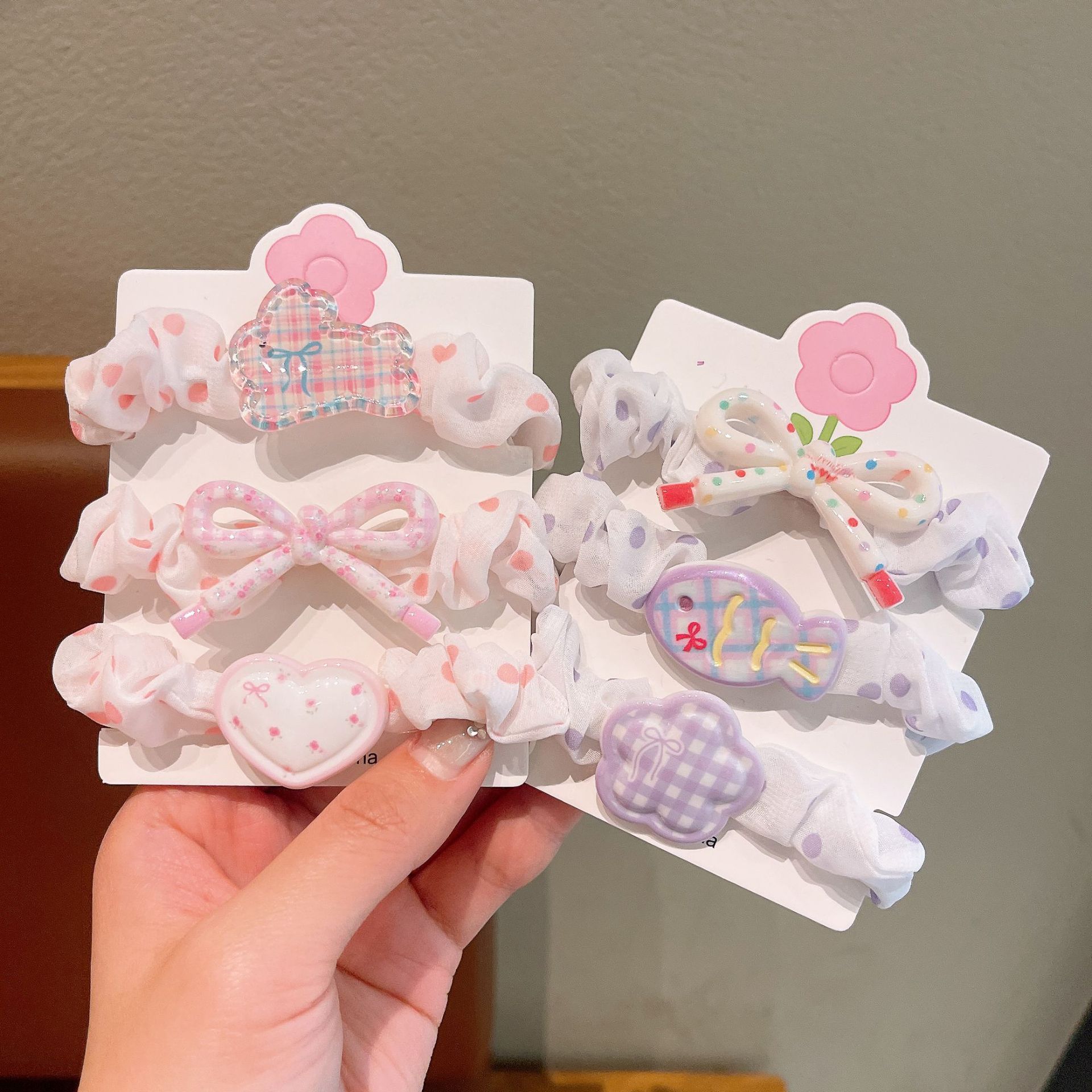 The new three-piece cartoon flower print small intestine hair band is cute and the cream-colored hair rope is sweet and fresh Application Scenario