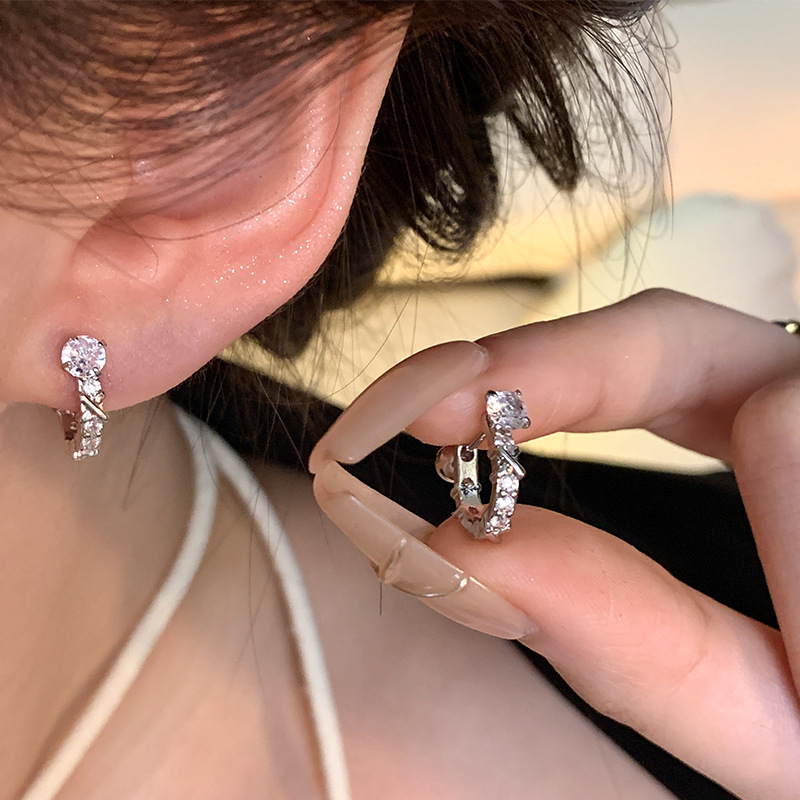 Wholesale of niche U-shaped earrings with a feminine, fashionable and high-end look, ribbed earrings, and a simple Korean style of light luxury earrings full figure