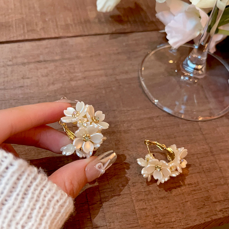 Exquisite, light luxury and high-end flower earrings for women, Instags-based retro stud earrings, artistic and individual earrings for women wholesale Specification drawing