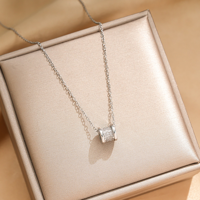 Korean version 18k electroplated small waist pendant titanium steel necklace, women's fashion inlaid zircon collarbone chain, popular online jewelry Specification drawing