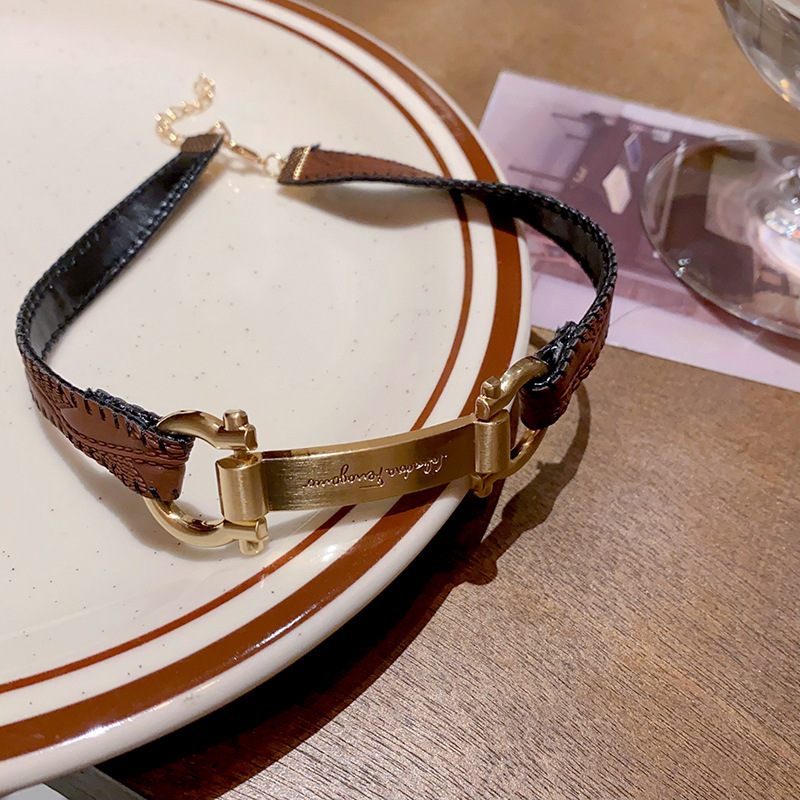 Leather punk metal letter collar necklace, 2k hot girl versatile, light luxury and high-end style neckchain, collarbone chain accessory Application Scenario