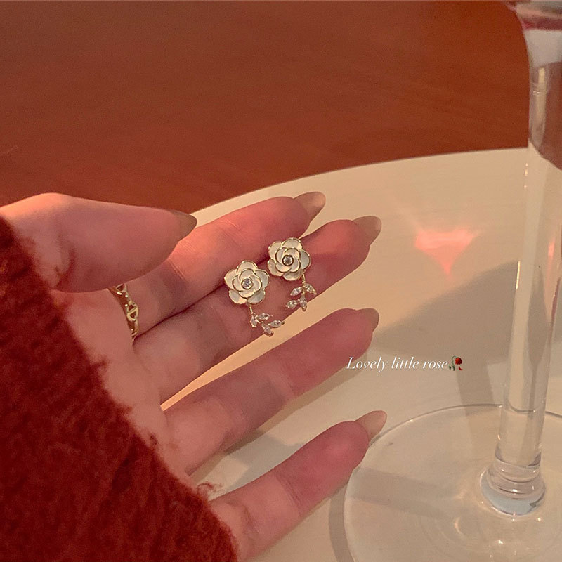 French fresh and delicate white camellia earrings, a niche design for women, small and diamond-encrusted, exquisite and versatile stud earrings full figure
