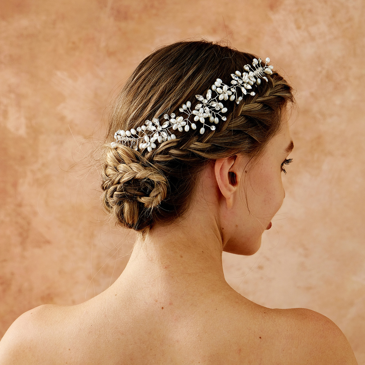 European and American fashionable bride's water diamond pearl headband, handcrafted beaded double comb headband, simple and versatile updo braided hair accessory full figure