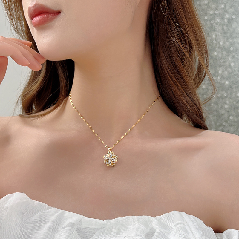 A full-diamond rotating four-leaf clover necklace for women with micro-inlaid double-layer zircon pendant and titanium steel collarbone chain, a simple and light luxury accessory full figure