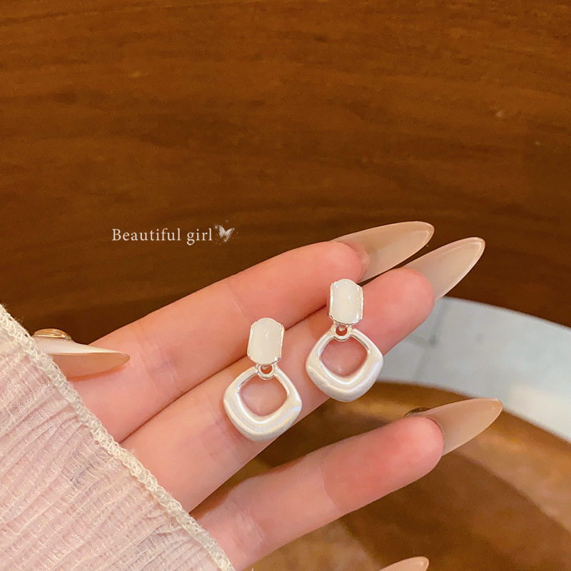 Korean-style simple and elegant brushed matte diamond-shaped ear studs, a cold and aloof female style, a niche and high-end fashion accessory that is popular on the Internet full figure